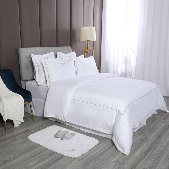 Set biancheria da letto per hotel personalizzato in cotone 100%.